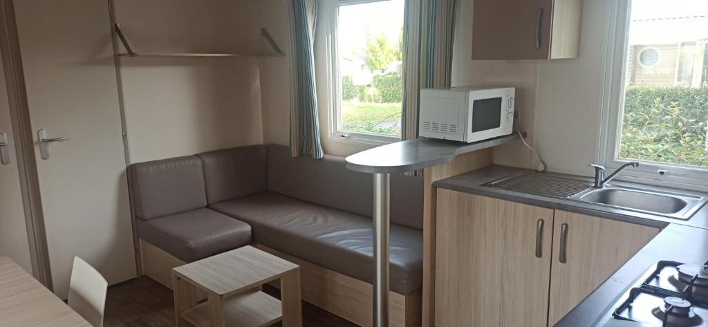 Kuchyňa alebo kuchynka v ubytovaní MOBIL-HOME Parc des Allais