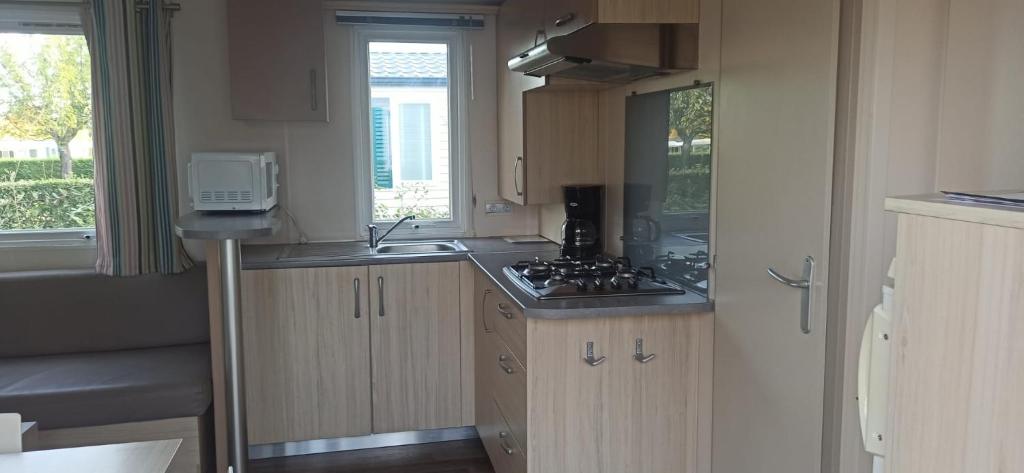 Kuchyňa alebo kuchynka v ubytovaní MOBIL-HOME Parc des Allais