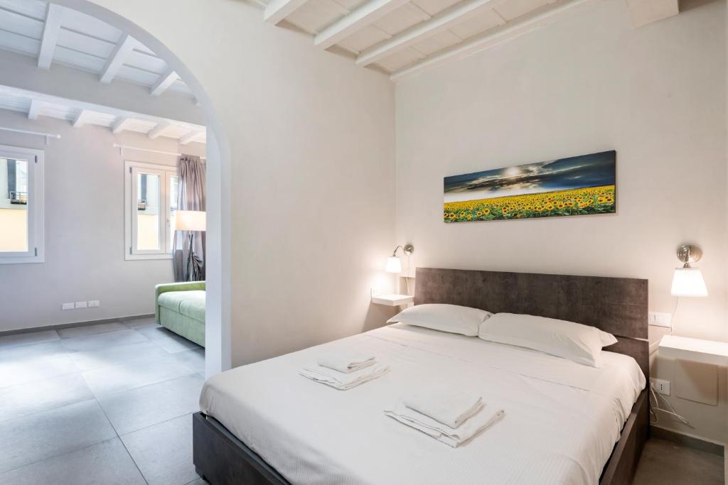 Säng eller sängar i ett rum på La Loggia della Signoria Charming Loft