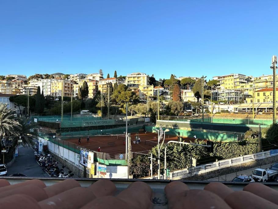 Nespecifikovaný výhled na destinaci Sanremo nebo výhled na město při pohledu z apartmánu