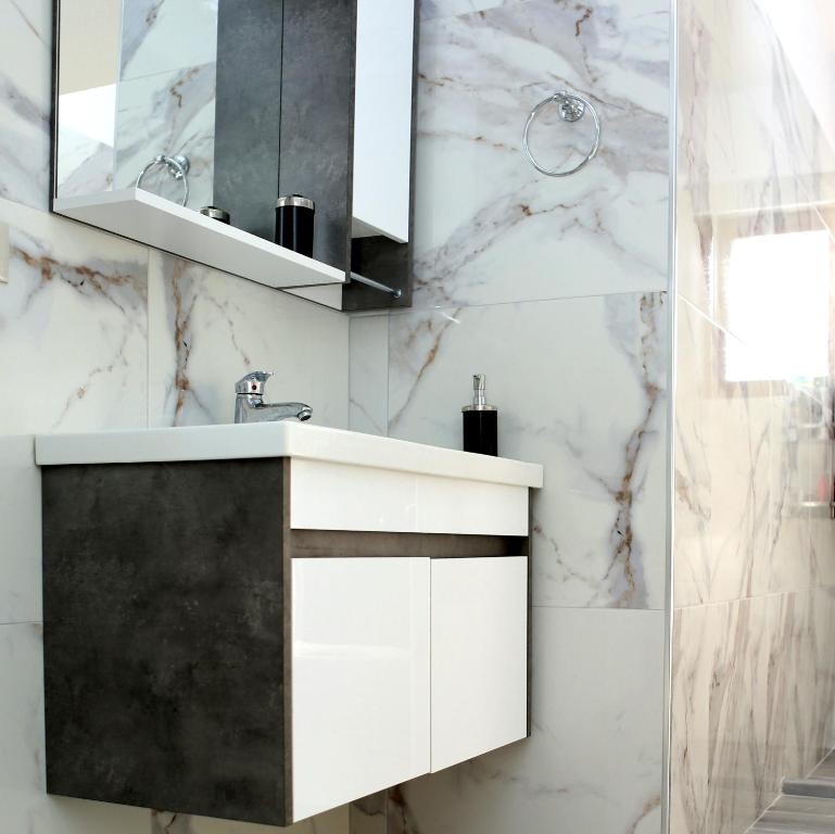 bagno con lavandino bianco e specchio di Dolce Casa a Korçë