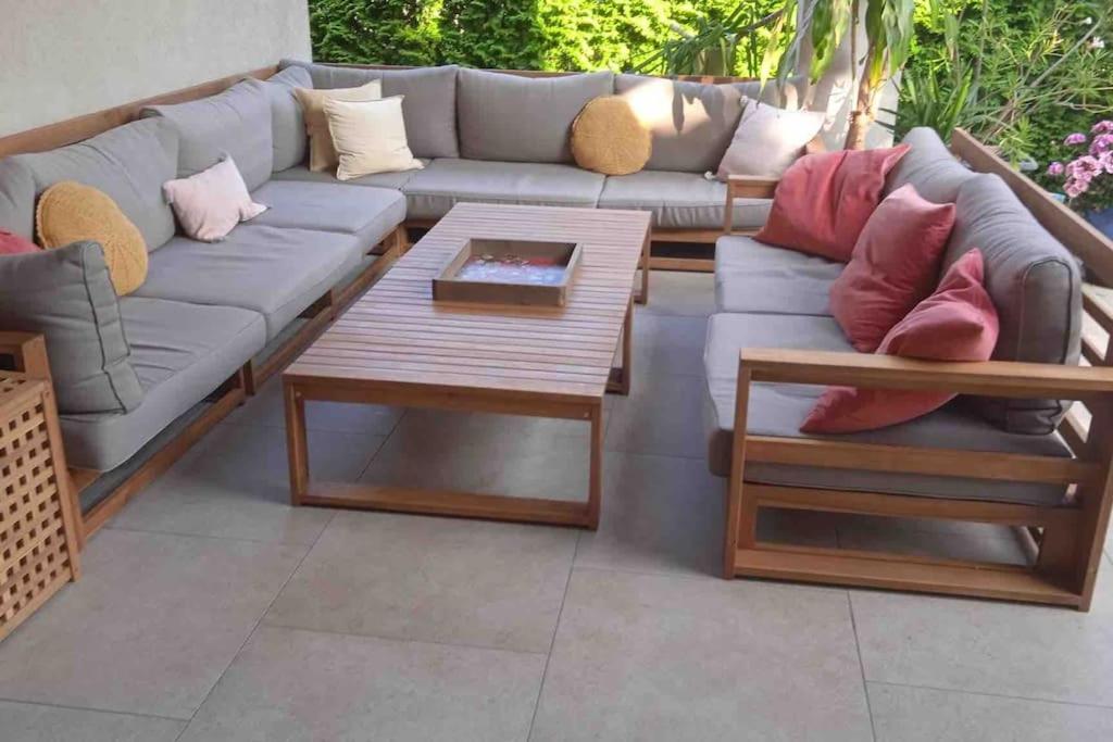 Spacious villa with an outdoor pool in Černošice - Villa