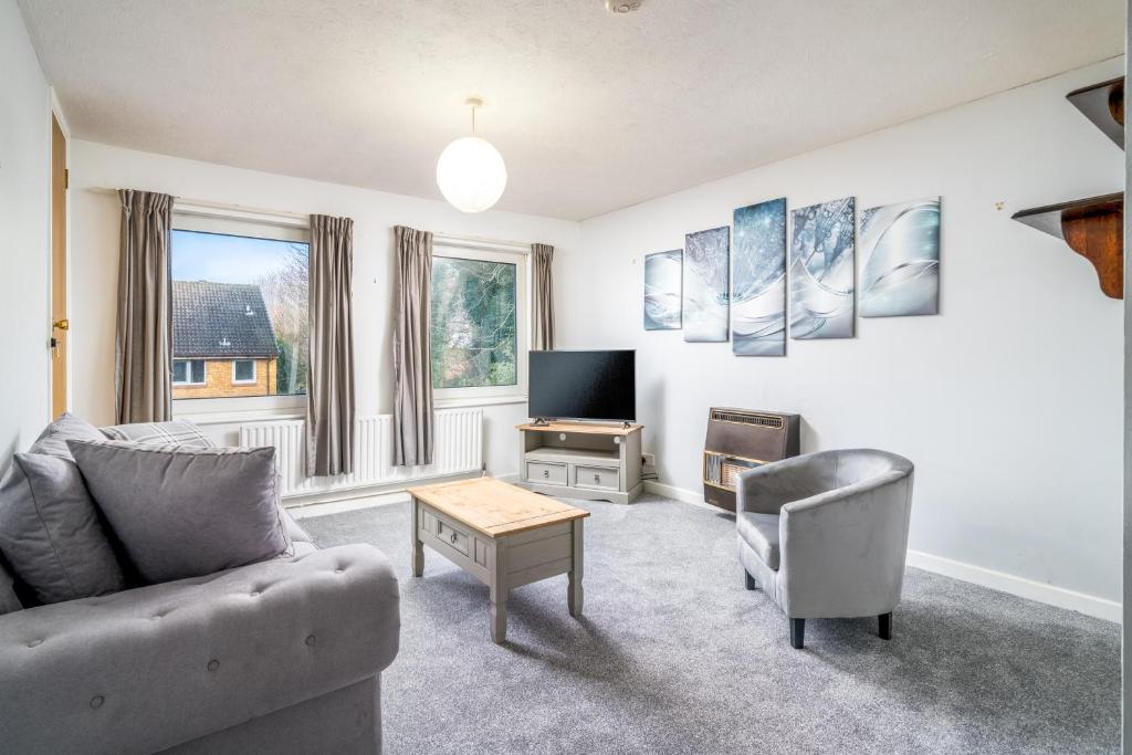 Spacious PetFriendly Apartment in Crawley by Sublime Stays, Three