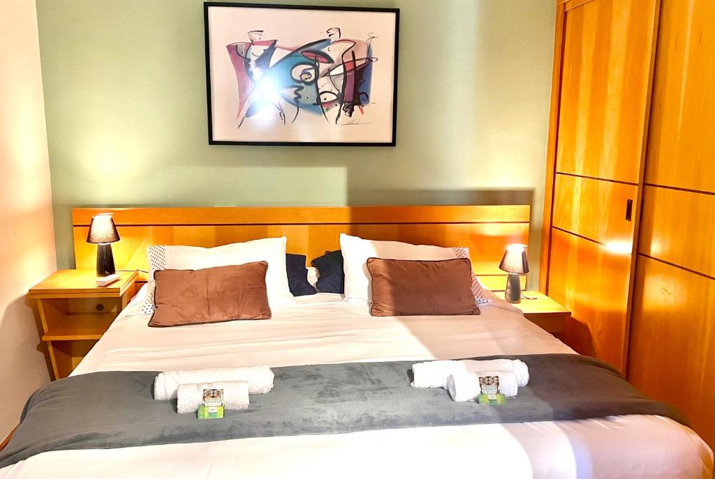 - une chambre avec un grand lit et des serviettes dans l'établissement 067 - Rentaqui Flat Apartamento Hampton Jardins, à São Paulo
