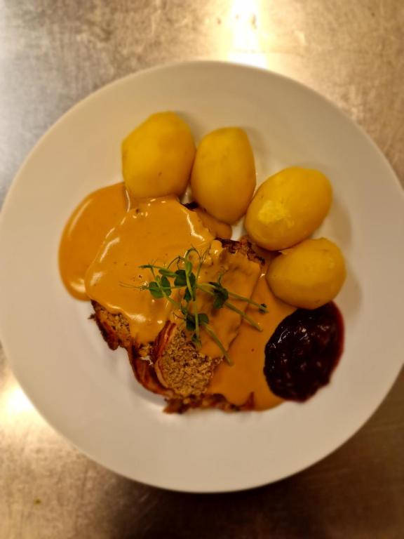 Jídlo v hotelu nebo okolí
