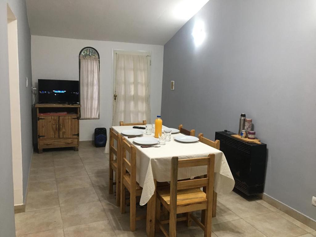 une salle à manger avec une table et des chaises blanches dans l'établissement La Casa de Minona, à Salta