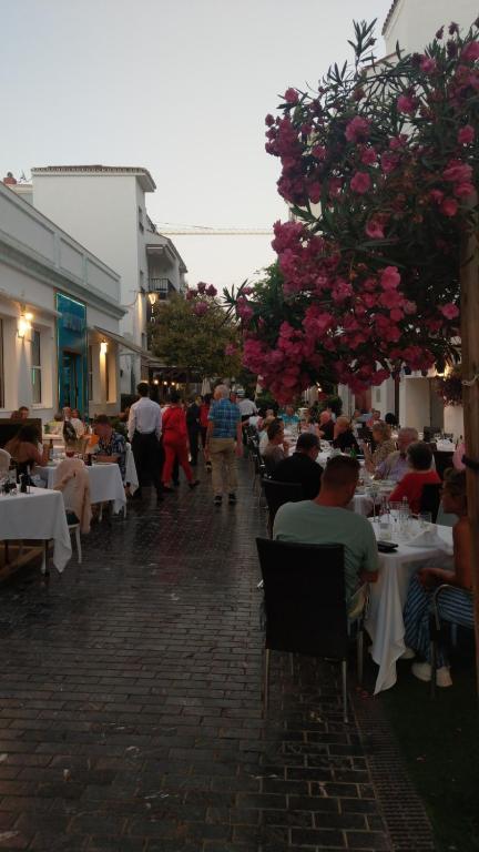 Reštaurácia alebo iné gastronomické zariadenie v ubytovaní Apartment One80 in Estepona