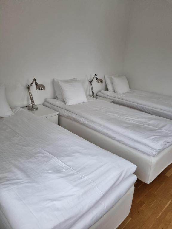 Postel nebo postele na pokoji v ubytování Gamla Järnhandeln - Norrskedika Hotell