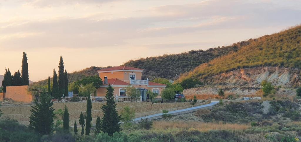 uma casa no lado de uma colina com uma estrada em Cresta Azul em Antas