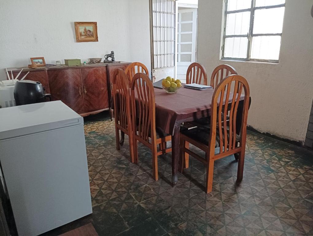 uma cozinha com mesa e cadeiras e uma cozinha em La Casa De Seba em Montevidéu