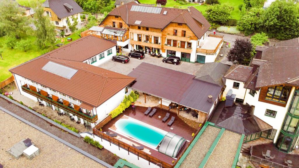 een luchtzicht op een huis met een zwembad bij Sylpaulerhof Aparthotel in Sankt Michael im Lungau