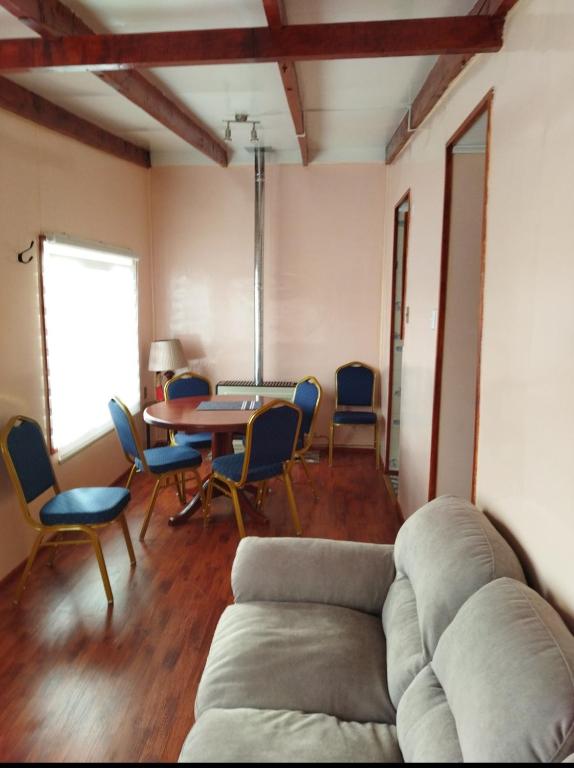 蓬塔阿雷納斯的住宿－Héctor cabañas，客厅配有沙发和桌椅
