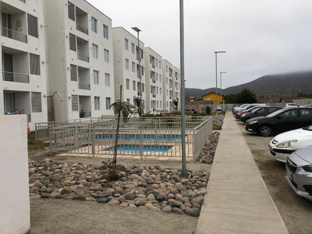 ein Pool auf einem Parkplatz neben einem Gebäude in der Unterkunft La serena, Brisas Del Valle in La Serena