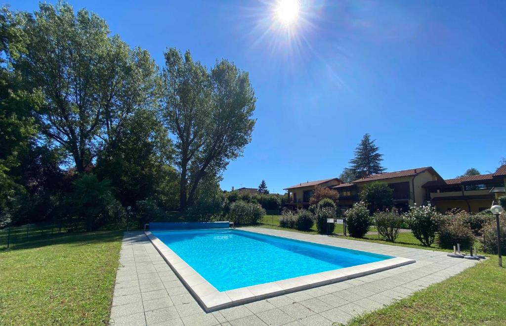 a swimming pool in the yard of a house at Il Canneto in Lomnago