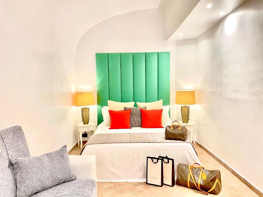 - une chambre avec un lit et une tête de lit verte dans l'établissement Fontana di Trevi Diamond Boutique, à Rome