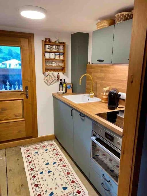 A kitchen or kitchenette at Gemütliches Häuschen im Zentrum