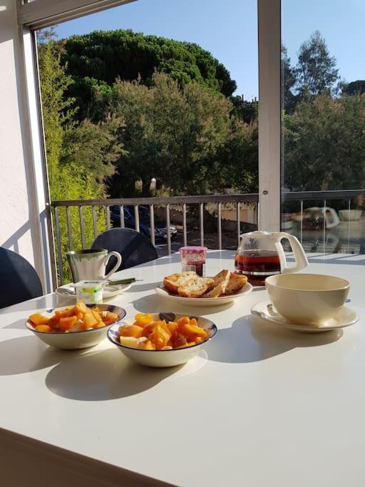 une table blanche avec des bols de nourriture dans l'établissement Appart T3, quartier calme , idéal tout à pieds parking privé Résidence Cadenisse, à Collioure