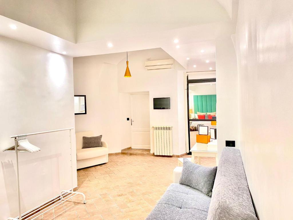 A television and/or entertainment centre at Fontana di Trevi Private Luxury Apartaments