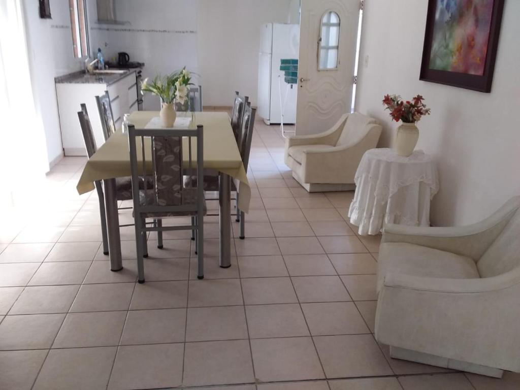 sala de estar con mesa y sillas en Amplio Departamento en San Rafael en San Rafael