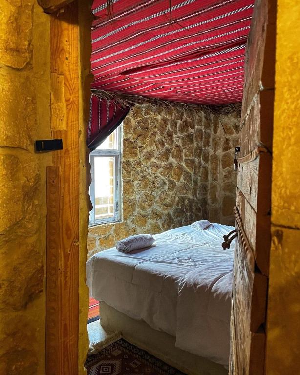 Postel nebo postele na pokoji v ubytování 7 Caves Hotel