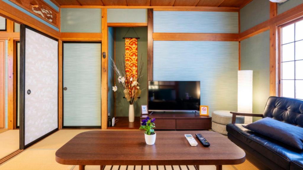 TV a/nebo společenská místnost v ubytování OriOri House Hotel Mt Fuji view 全室富士山ビューの貸切り宿 折々