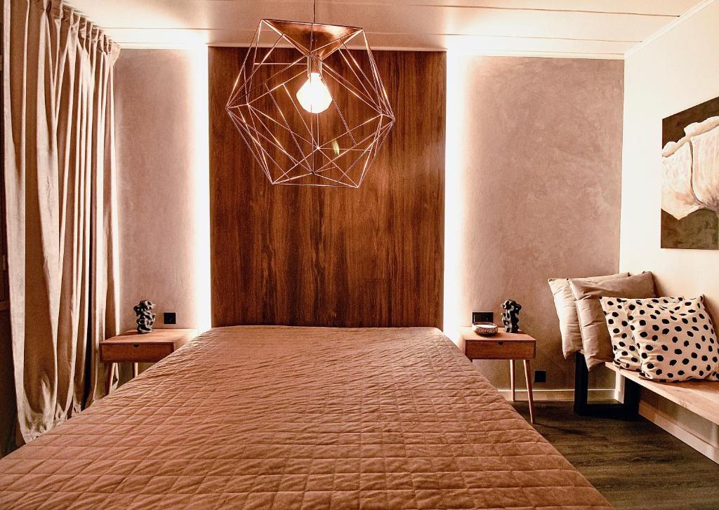 1 dormitorio con 1 cama grande y pared de madera en Stylish house in the heart of Lapland in Tornio, en Tornio