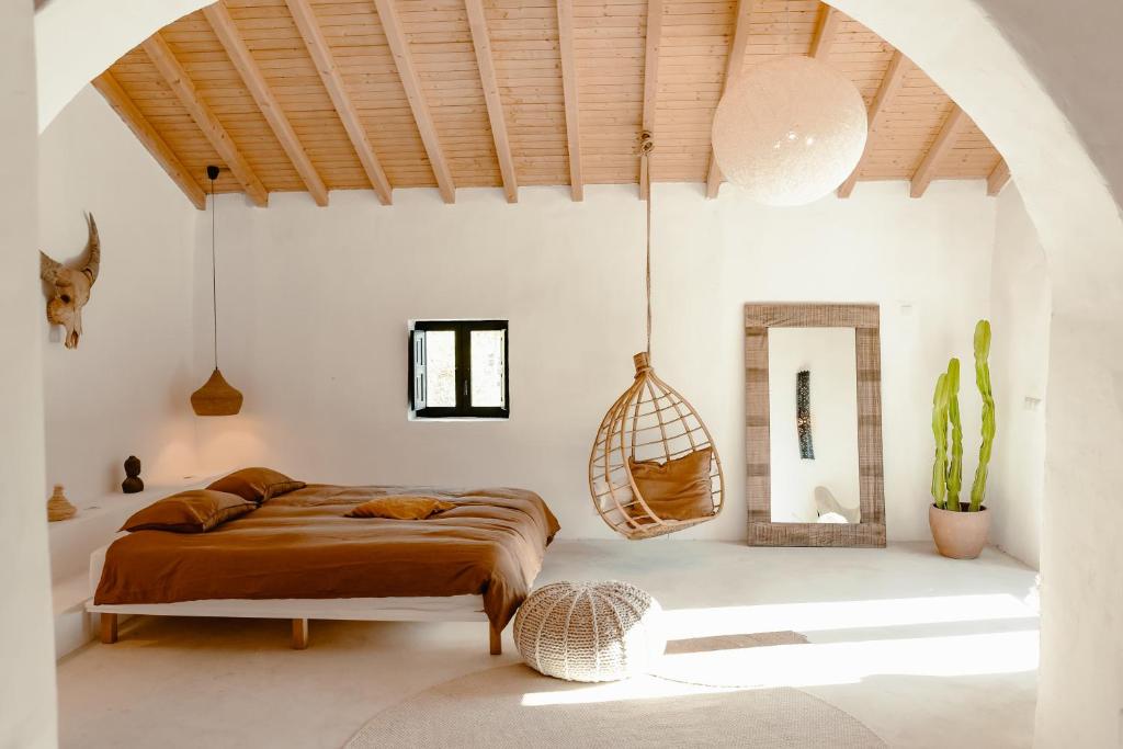 ein Schlafzimmer mit einem Bett und einem Spiegel in einem Zimmer in der Unterkunft Finca Elements in Comares