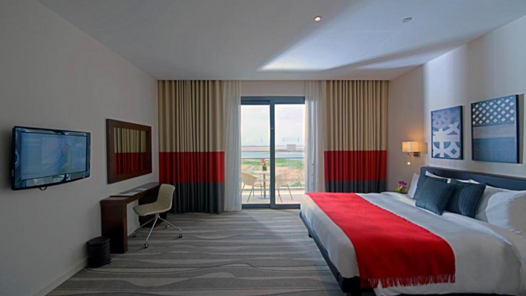 Postel nebo postele na pokoji v ubytování Staybridge Suites Yas Island Abu Dhabi by IHG
