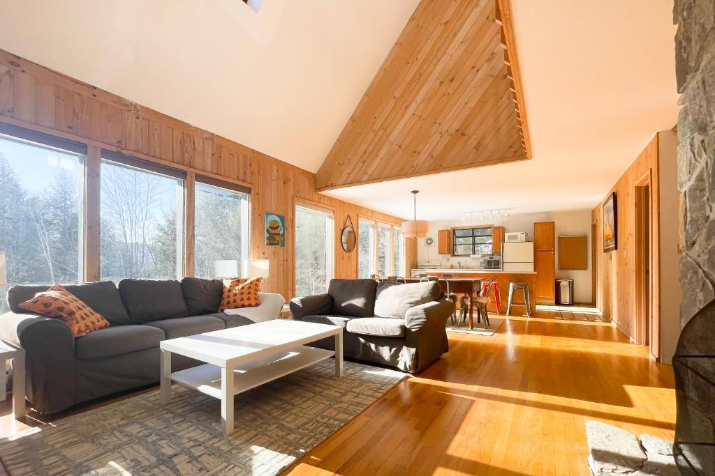 een woonkamer met een bank en een tafel bij Vermont Country Ski House in Vermont Ventures