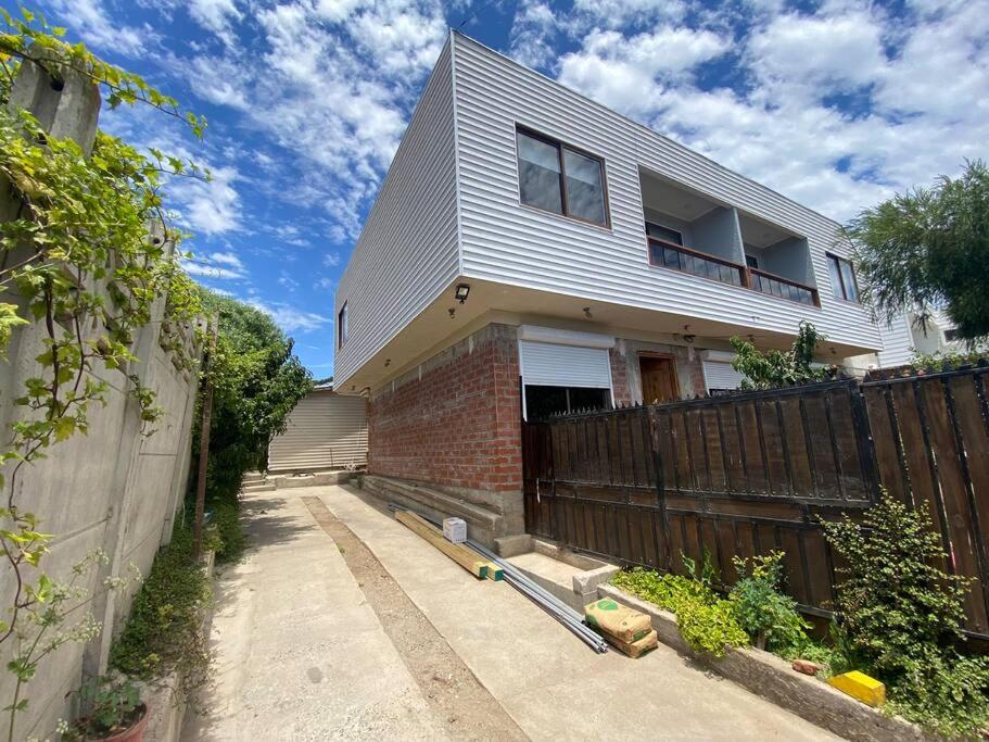 a house with a fence in front of it at Casa amoblada, Los Vilos in Los Vilos