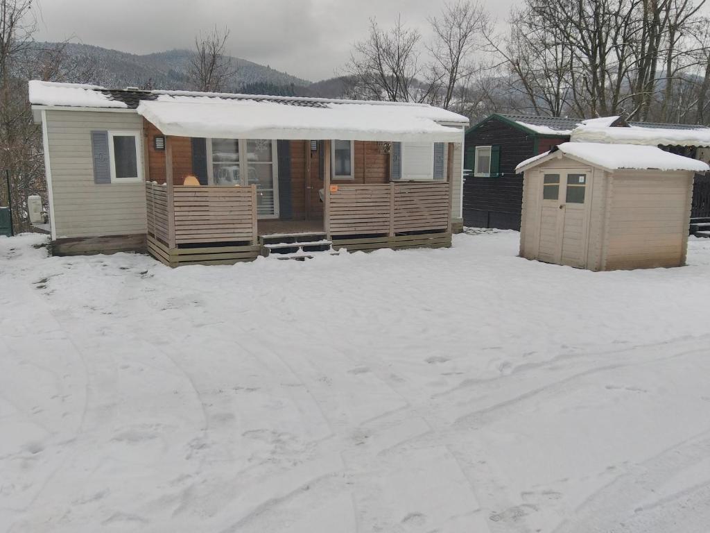Grand Mobil Home 6 personnes climatisé avec 3 chambres et 2 salles de bains à Munster en Alsace