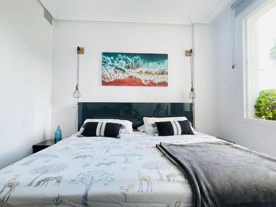 Posteľ alebo postele v izbe v ubytovaní Blue Palm Apartment Estepona
