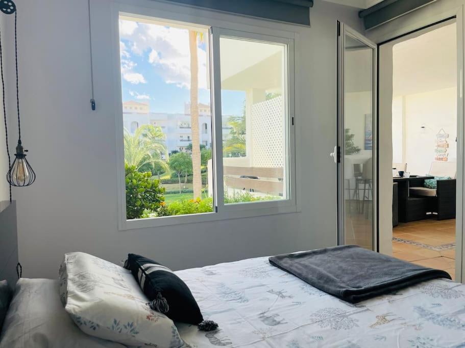 Posteľ alebo postele v izbe v ubytovaní Blue Palm Apartment Estepona