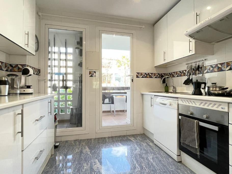 Kuchyňa alebo kuchynka v ubytovaní Blue Palm Apartment Estepona
