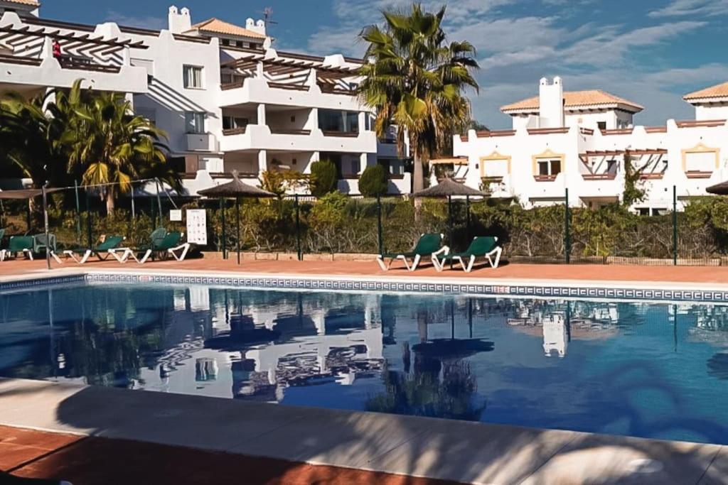 Bazén v ubytovaní Blue Palm Apartment Estepona alebo v jeho blízkosti