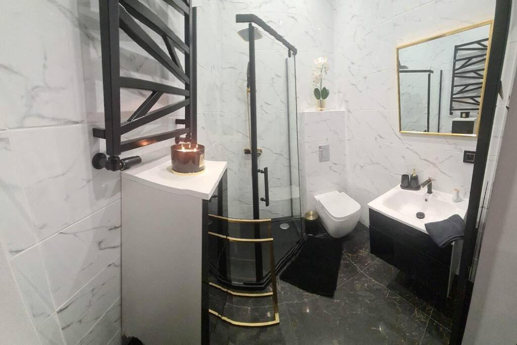 Kúpeľňa v ubytovaní Apartament Czarny z Jacuzzi
