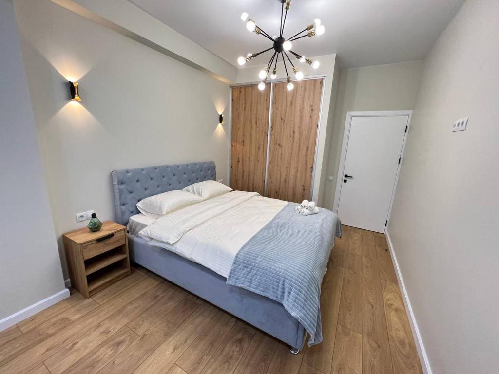Säng eller sängar i ett rum på Cozy apartment in a very developed area!