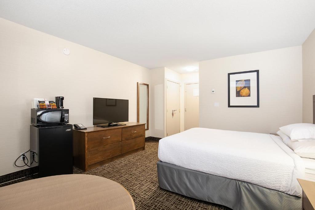 Postel nebo postele na pokoji v ubytování Ramada by Wyndham Kamloops