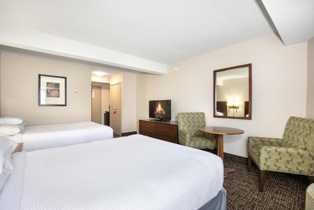 Postel nebo postele na pokoji v ubytování Ramada by Wyndham Kamloops