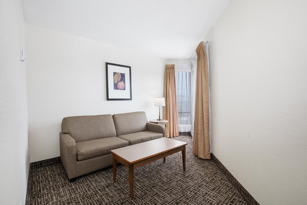 Ramada by Wyndham Kamloops - Resim 35