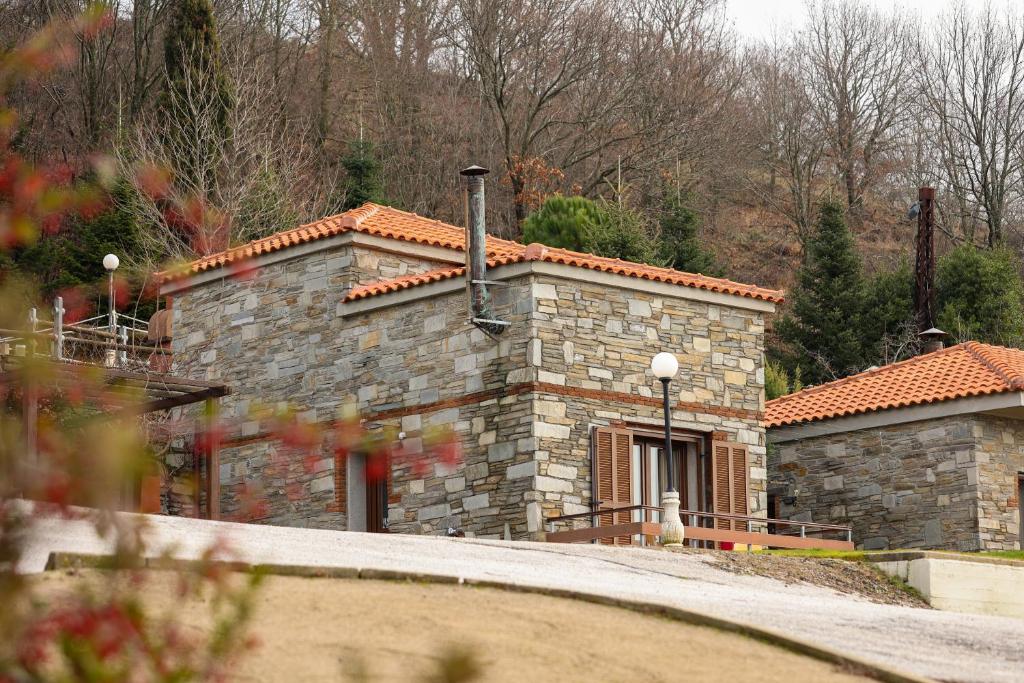 ein kleines Steingebäude mit einem Dach in der Unterkunft 916 Mountain Resort in Xánthi