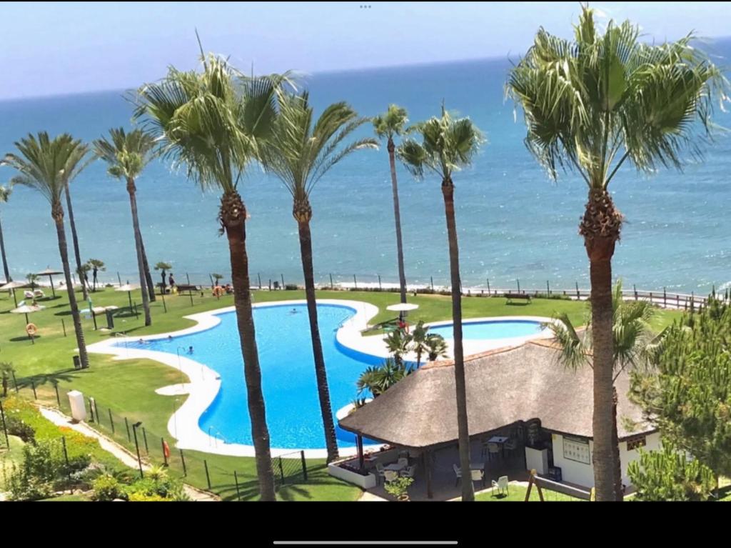 Bazén v ubytovaní MI CAPRICHO A12 - Luxury Beachfront Apartment- Costa del Sol alebo v jeho blízkosti