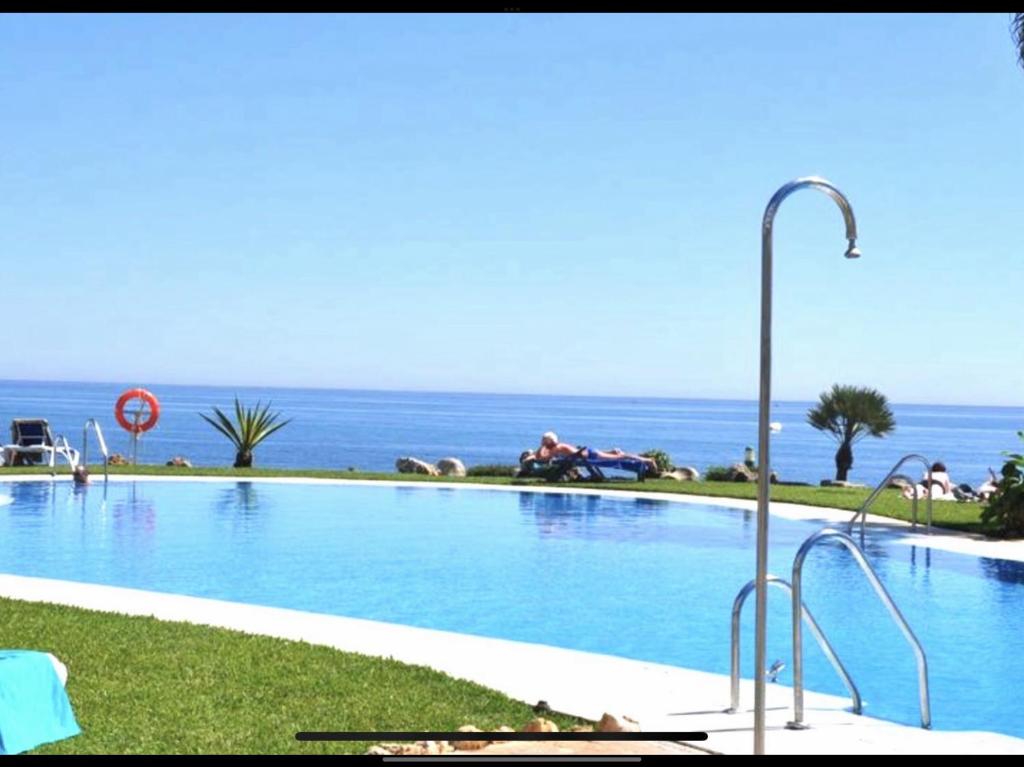 Bazén v ubytovaní MI CAPRICHO A12 - Luxury Beachfront Apartment- Costa del Sol alebo v jeho blízkosti