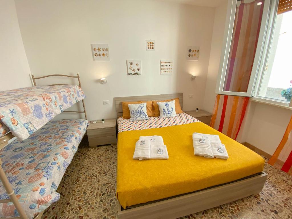 Ένα ή περισσότερα κρεβάτια σε δωμάτιο στο PetlyApartments #12