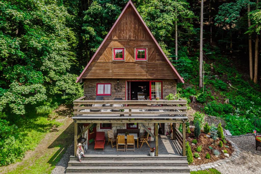 une petite maison au milieu d'une forêt dans l'établissement Chata U Tří lišek - na samotě u lesa, 