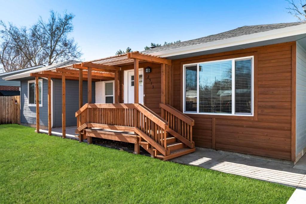 ein Haus mit einer Holzterrasse auf einem Hof in der Unterkunft Sunset 1 in Boise