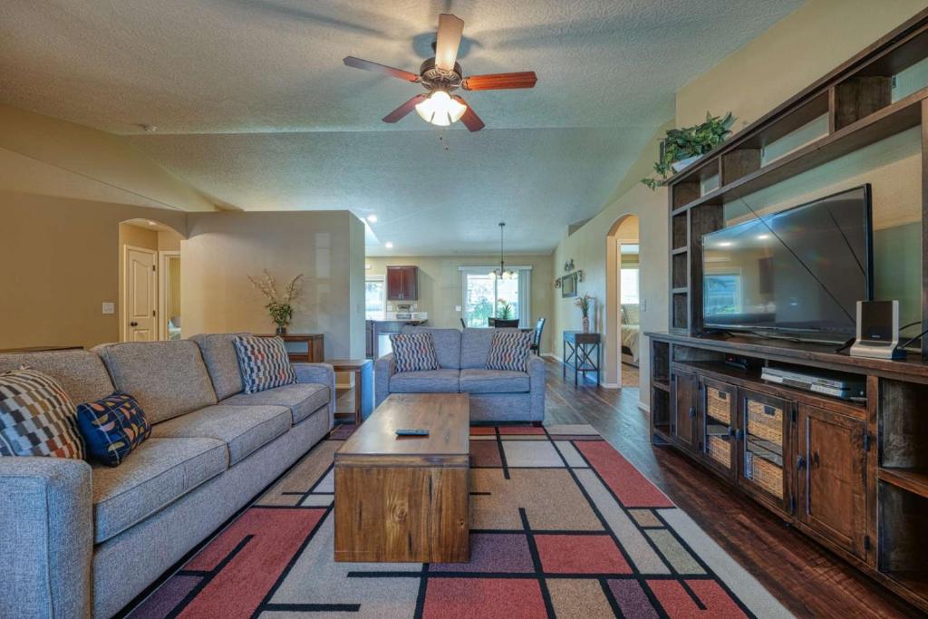 ein Wohnzimmer mit einem Sofa und einem Flachbild-TV in der Unterkunft Sedona Chill in Boise