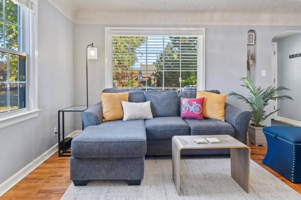 sala de estar con sofá azul y mesa en West End Stay en Boise