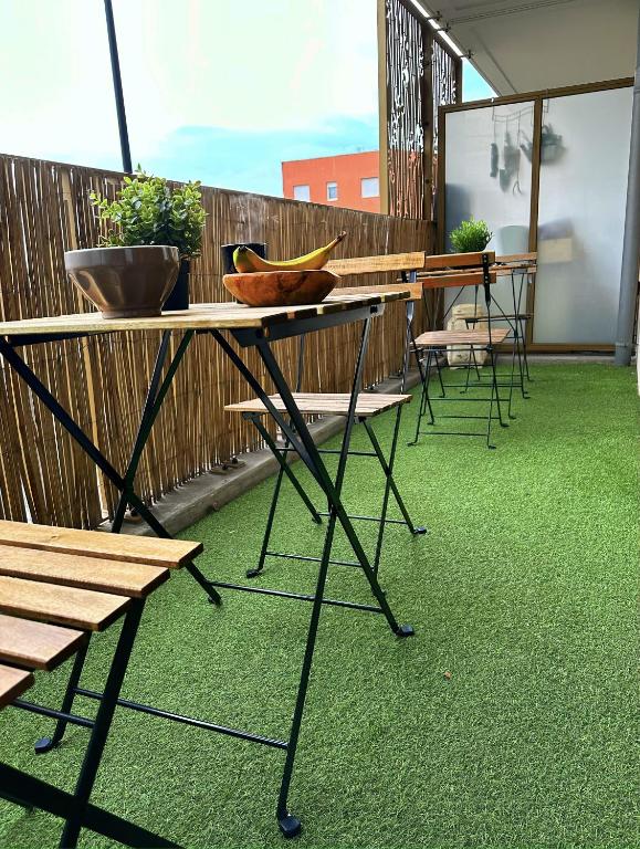un groupe de tables avec des bols sur un patio dans l'établissement La plaine paisible - 15mn Paris 15mn Stade de France, à Saint-Denis