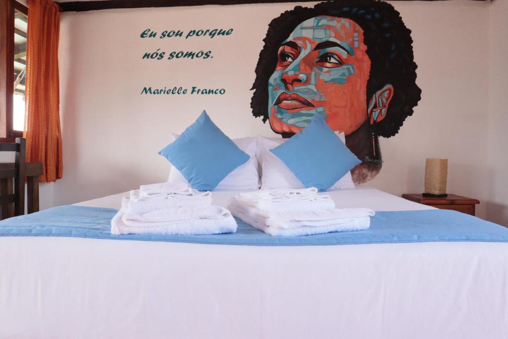 um quarto com uma cama com um quadro de uma mulher em Hotel Venus de Valdivia Aeropuerto em Tababela